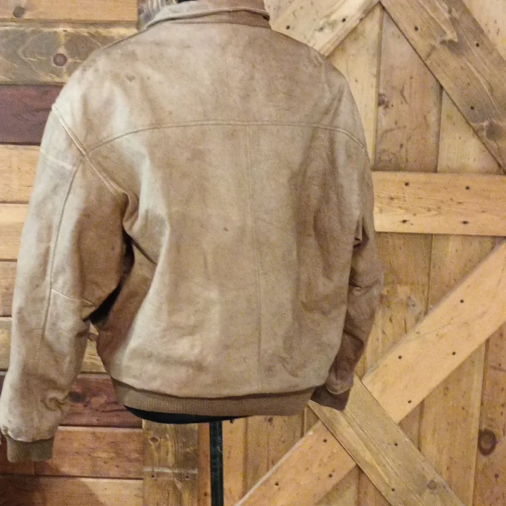 Vintage leather jacket. - Picture 3 of 11